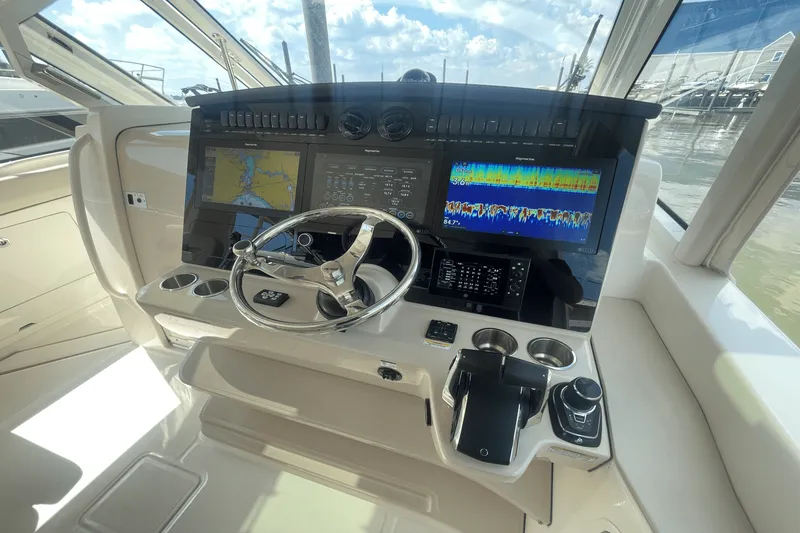 Slide: The Image of Boston Whaler 380 REALM 2022 - 31
