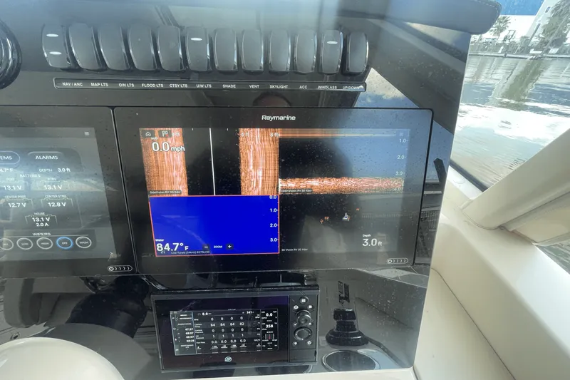 Slide: The Image of Boston Whaler 380 REALM 2022 - 33