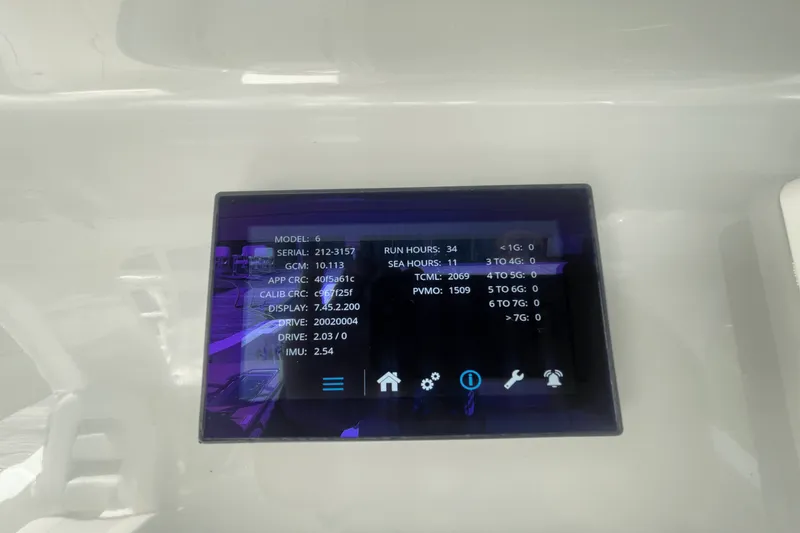 Slide: The Image of Boston Whaler 380 REALM 2022 - 35