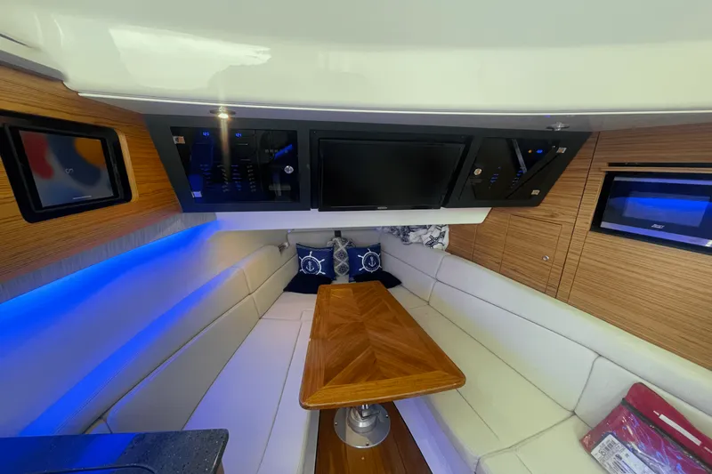 Slide: The Image of Boston Whaler 380 REALM 2022 - 36