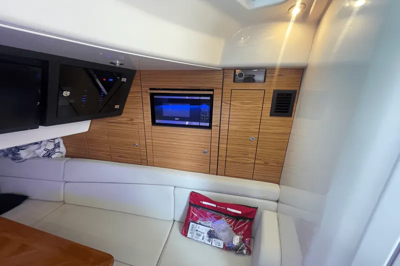 Slide: The Image of Boston Whaler 380 REALM 2022 - 37