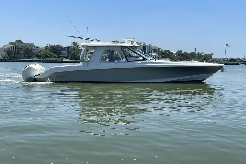 Slide: The Image of Boston Whaler 380 REALM 2022 - 4