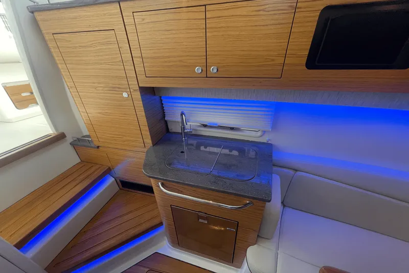 Slide: The Image of Boston Whaler 380 REALM 2022 - 40