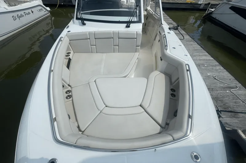 Slide: The Image of Boston Whaler 380 REALM 2022 - 44