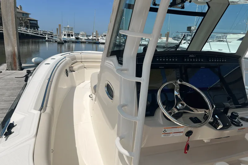 Slide: The Image of Boston Whaler 330 OUTRAGE 2023 - 10