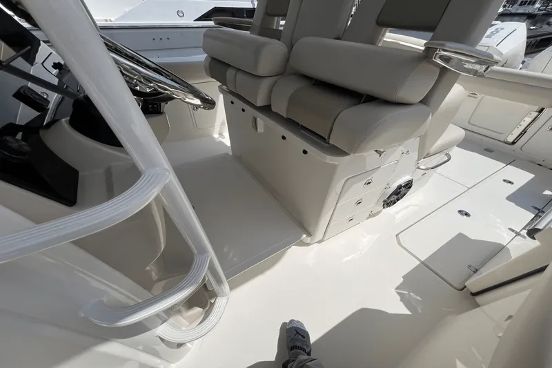 Slide: The Image of Boston Whaler 330 OUTRAGE 2023 - 11