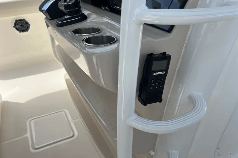 Slide: The Image of Boston Whaler 330 OUTRAGE 2023 - 12