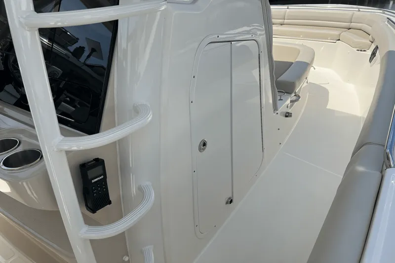 Slide: The Image of Boston Whaler 330 OUTRAGE 2023 - 13