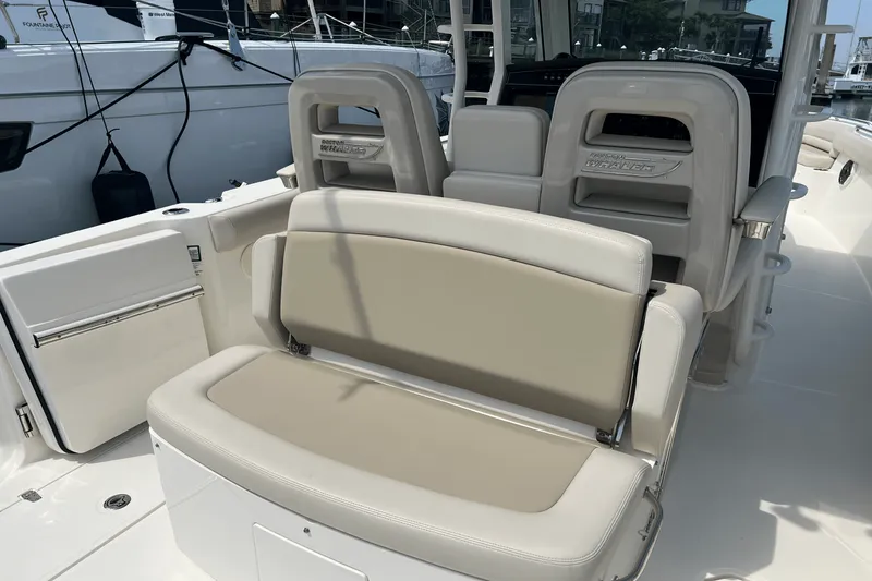 Slide: The Image of Boston Whaler 330 OUTRAGE 2023 - 14