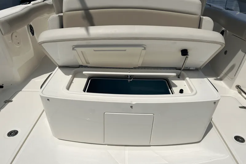 Slide: The Image of Boston Whaler 330 OUTRAGE 2023 - 17