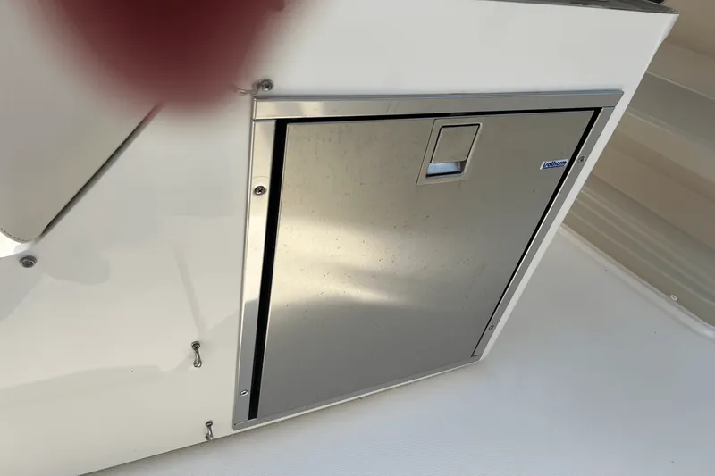 Slide: The Image of Boston Whaler 330 OUTRAGE 2023 - 18