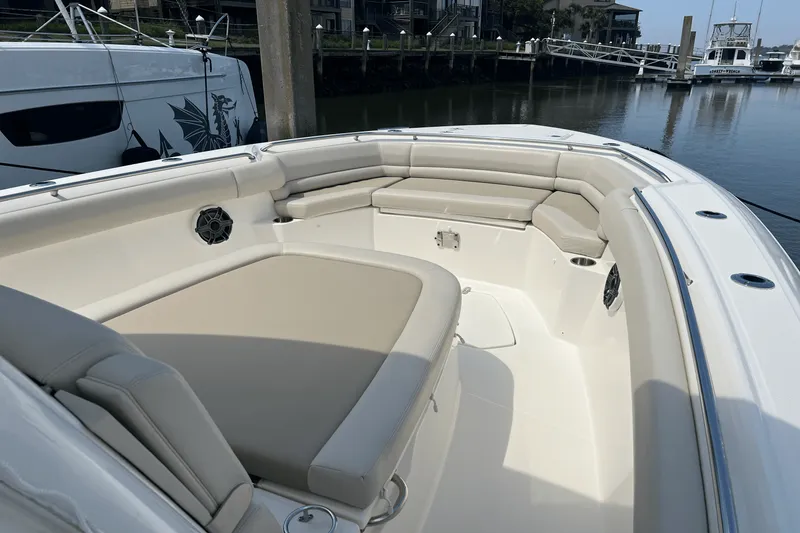 Slide: The Image of Boston Whaler 330 OUTRAGE 2023 - 20