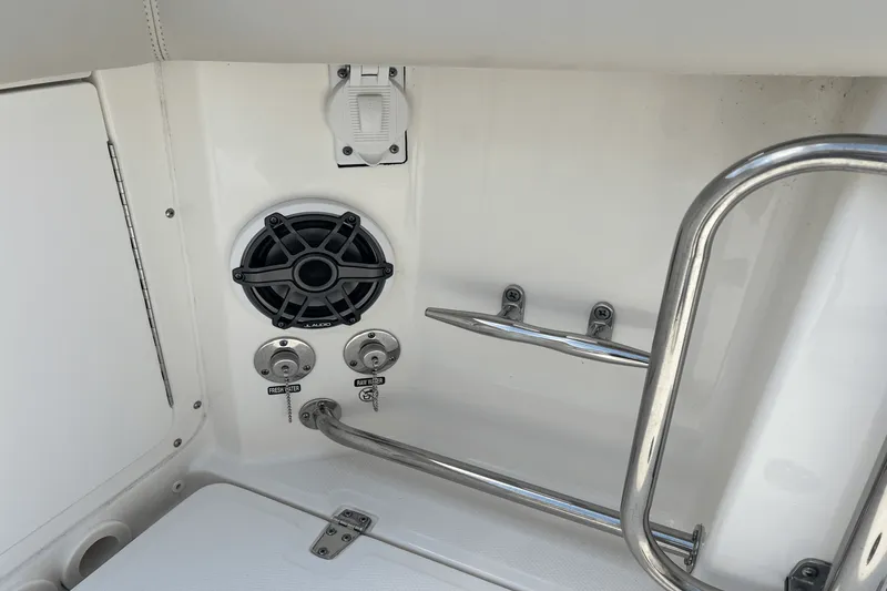 Slide: The Image of Boston Whaler 330 OUTRAGE 2023 - 21