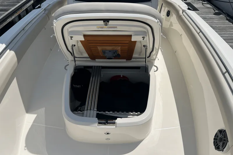 Slide: The Image of Boston Whaler 330 OUTRAGE 2023 - 22