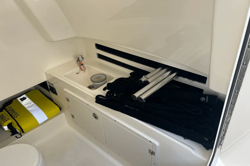 Slide: The Image of Boston Whaler 330 OUTRAGE 2023 - 25