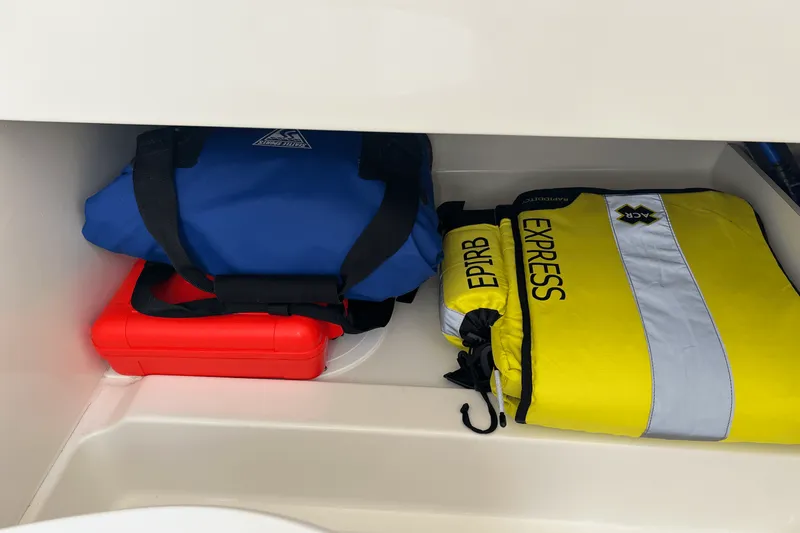 Slide: The Image of Boston Whaler 330 OUTRAGE 2023 - 28