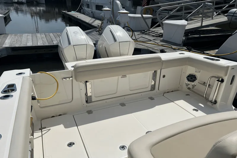 Slide: The Image of Boston Whaler 330 OUTRAGE 2023 - 29