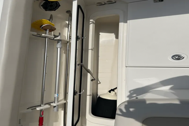 Slide: The Image of Boston Whaler 330 OUTRAGE 2023 - 32