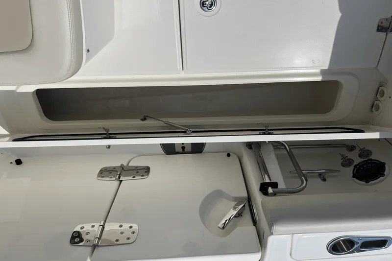 Slide: The Image of Boston Whaler 330 OUTRAGE 2023 - 33