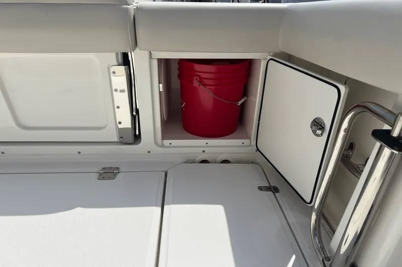 Slide: The Image of Boston Whaler 330 OUTRAGE 2023 - 34