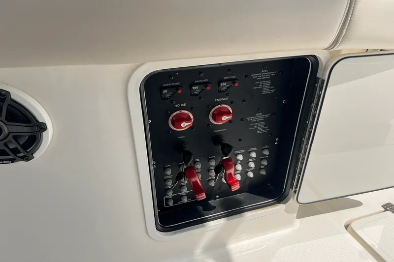 Slide: The Image of Boston Whaler 330 OUTRAGE 2023 - 35