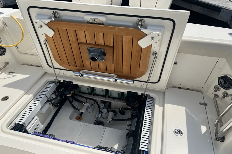 Slide: The Image of Boston Whaler 330 OUTRAGE 2023 - 37