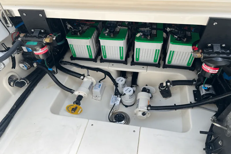 Slide: The Image of Boston Whaler 330 OUTRAGE 2023 - 38