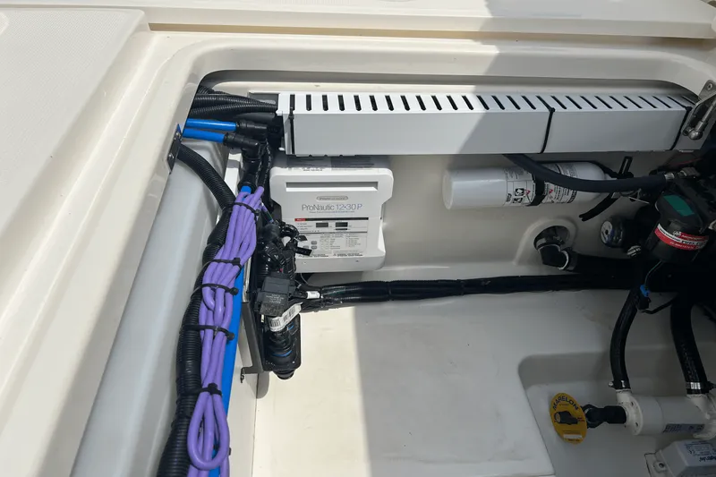 Slide: The Image of Boston Whaler 330 OUTRAGE 2023 - 39