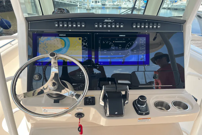 Slide: The Image of Boston Whaler 330 OUTRAGE 2023 - 4