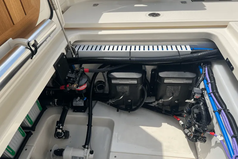 Slide: The Image of Boston Whaler 330 OUTRAGE 2023 - 40