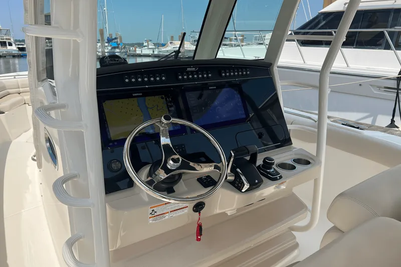 Slide: The Image of Boston Whaler 330 OUTRAGE 2023 - 5