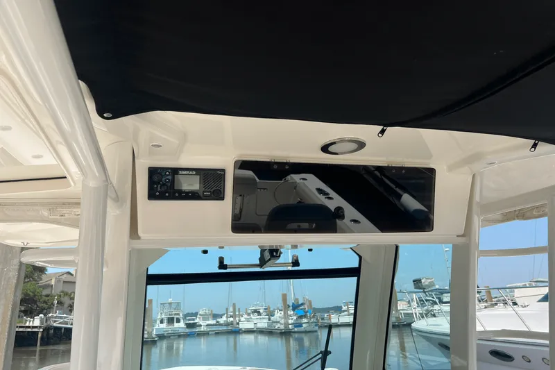 Slide: The Image of Boston Whaler 330 OUTRAGE 2023 - 6