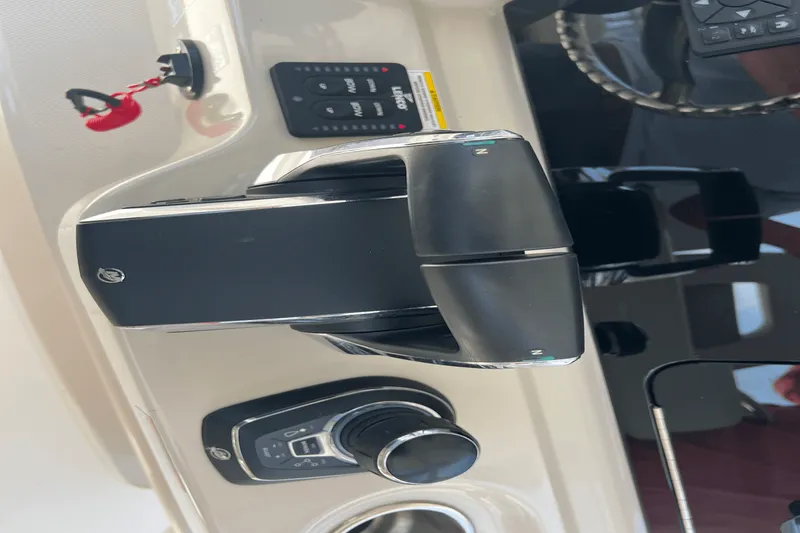 Slide: The Image of Boston Whaler 330 OUTRAGE 2023 - 7