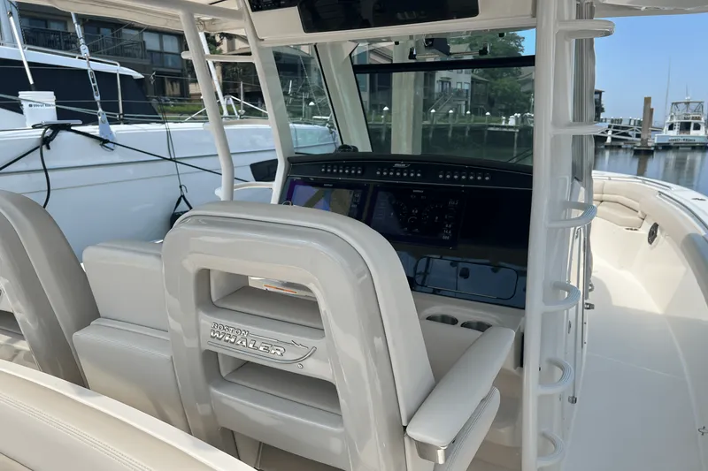 Slide: The Image of Boston Whaler 330 OUTRAGE 2023 - 9