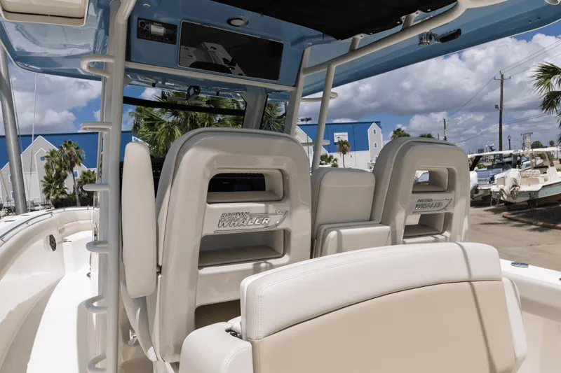 Slide: The Image of Boston Whaler 330 Outrage 2025 - 10