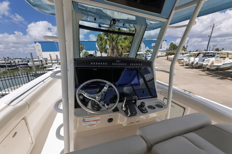 Slide: The Image of Boston Whaler 330 Outrage 2025 - 11