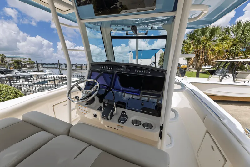 Slide: The Image of Boston Whaler 330 Outrage 2025 - 13