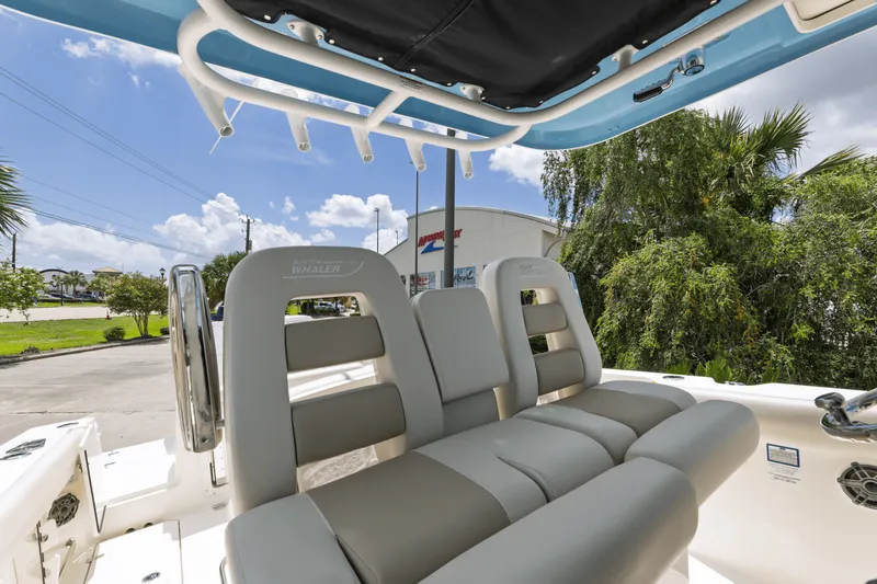 Slide: The Image of Boston Whaler 330 Outrage 2025 - 14