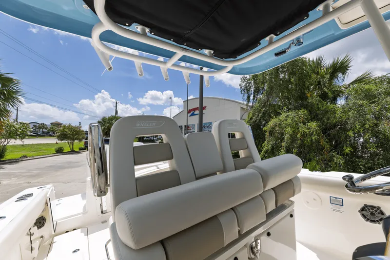 Slide: The Image of Boston Whaler 330 Outrage 2025 - 15