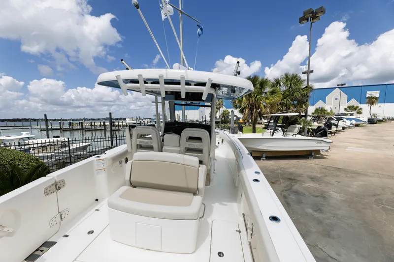 Slide: The Image of Boston Whaler 330 Outrage 2025 - 16