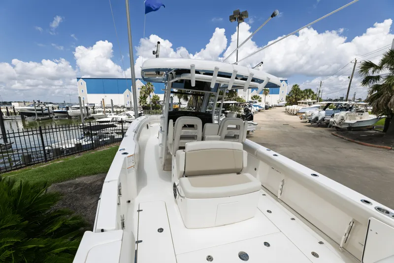 Slide: The Image of Boston Whaler 330 Outrage 2025 - 17