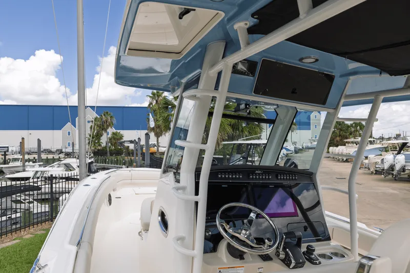 Slide: The Image of Boston Whaler 330 Outrage 2025 - 18
