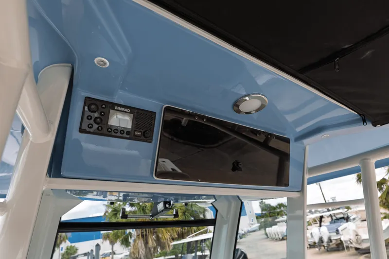 Slide: The Image of Boston Whaler 330 Outrage 2025 - 19