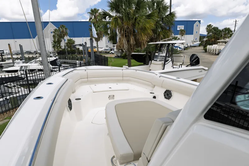 Slide: The Image of Boston Whaler 330 Outrage 2025 - 20