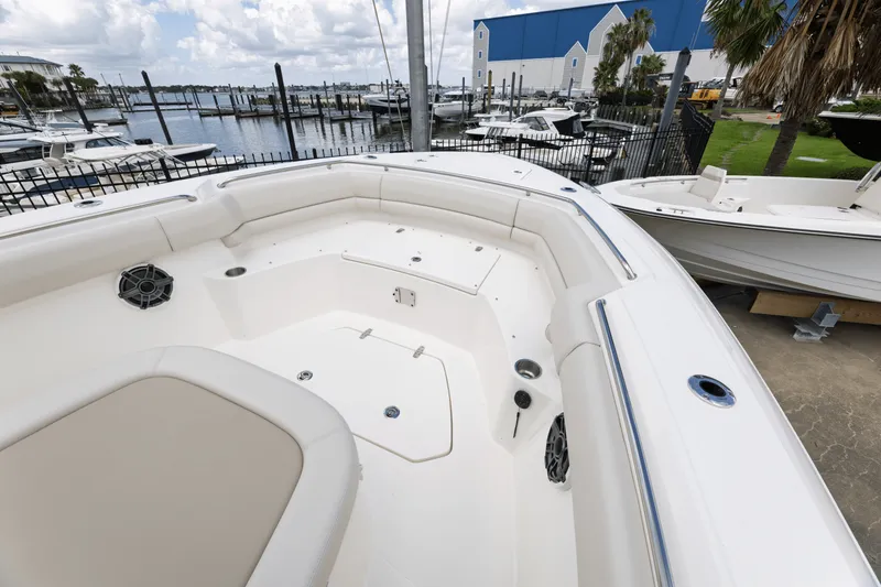 Slide: The Image of Boston Whaler 330 Outrage 2025 - 22
