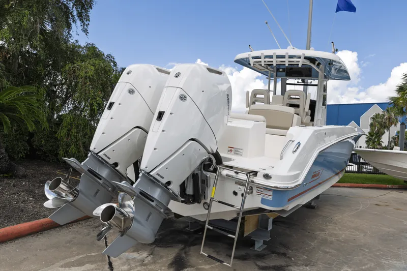 Slide: The Image of Boston Whaler 330 Outrage 2025 - 3