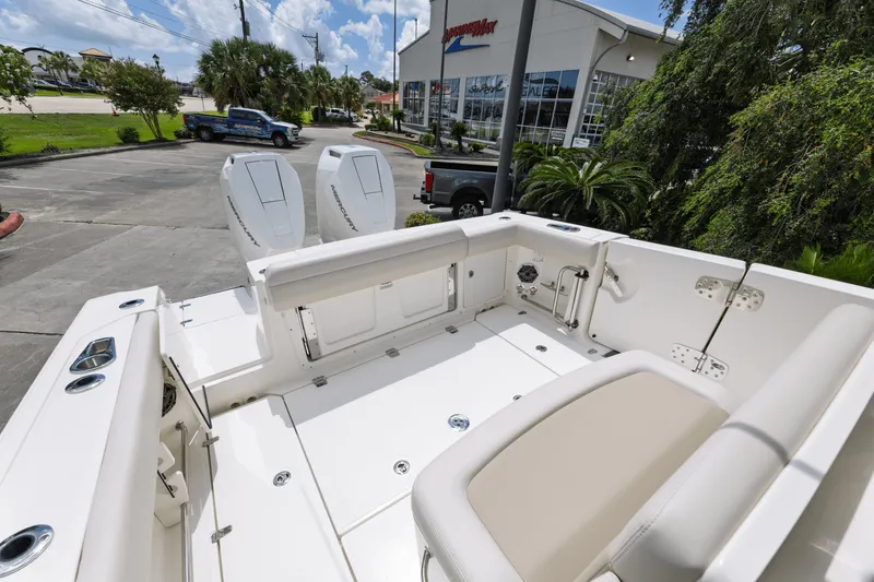 Slide: The Image of Boston Whaler 330 Outrage 2025 - 5