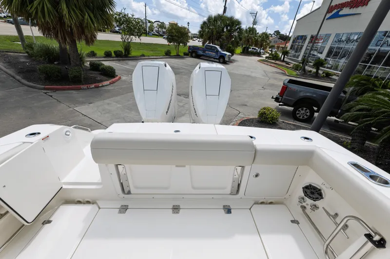 Slide: The Image of Boston Whaler 330 Outrage 2025 - 7