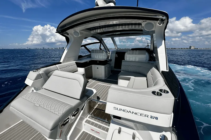 Slide: The Image of Sea Ray Sundancer 370 Outboard 2025 - 10