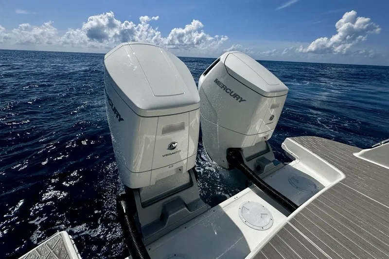 Slide: The Image of Sea Ray Sundancer 370 Outboard 2025 - 11